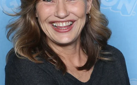 Joey Lauren Adams Net Worth, Relationships, Age/Birthdate & Birthday Facts