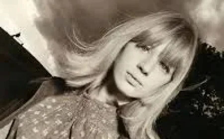 Marianne Faithfull Net Worth, Relationships, Age/Birthdate & Birthday Facts