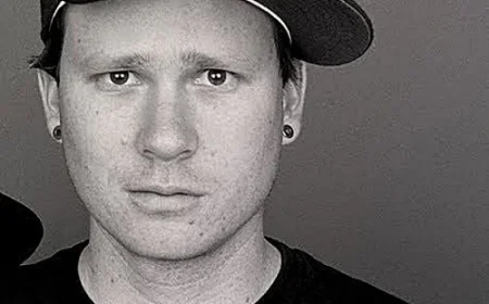 Tom DeLonge Net Worth, Relationships, Age/Birthdate & Birthday Facts