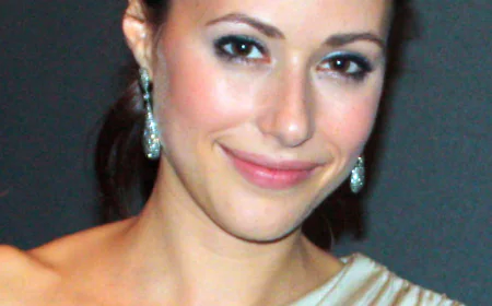 Amanda Crew Net Worth, Relationships, Age/Birthdate & Birthday Facts