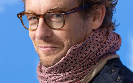 Simon Baker Net Worth, Relationships, Age/Birthdate & Birthday Facts