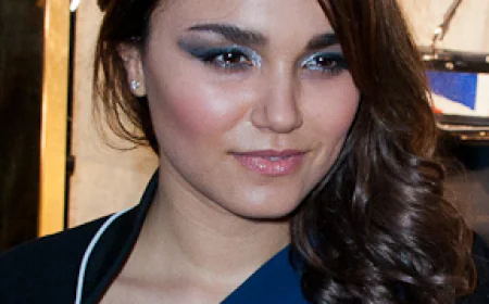 Samantha Barks Net Worth, Relationships, Age/Birthdate & Birthday Facts