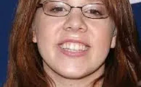 Lynsey Bartilson Net Worth, Relationships, Age/Birthdate & Birthday Facts