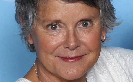 Amanda Bearse Net Worth, Relationships, Age/Birthdate & Birthday Facts