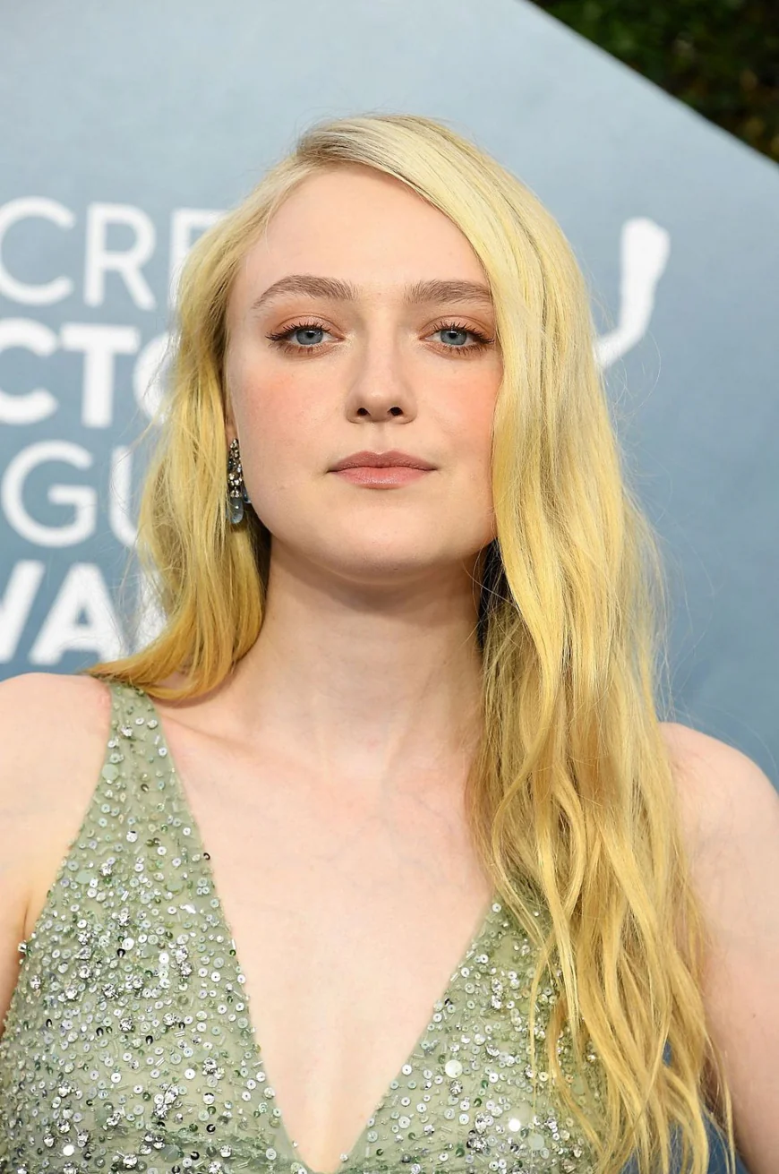 Dakota Fanning Net Worth, Relationships, Age/Birthdate & Birthday Facts