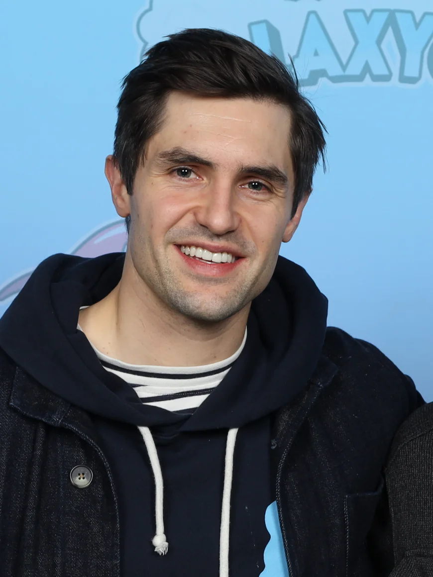 Phil Dunster Net Worth, Relationships, Age/Birthdate & Birthday Facts