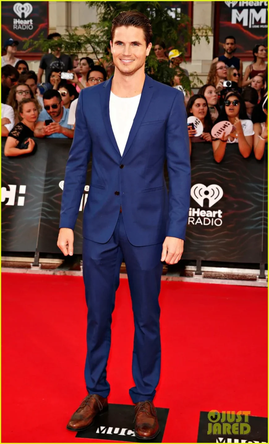 Robbie Amell Net Worth, Relationships, Age/Birthdate & Birthday Facts