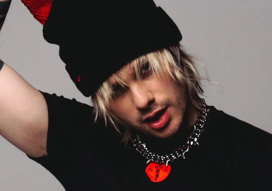 Michael Clifford Net Worth, Relationships, Age/Birthdate & Birthday