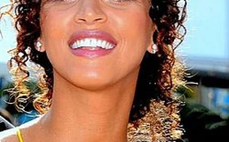 Noémie Lenoir Net Worth, Relationships, Age/Birthdate & Birthday Facts
