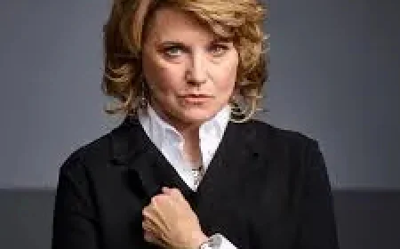 Lucy Lawless Net Worth, Relationships, Age/Birthdate & Birthday Facts