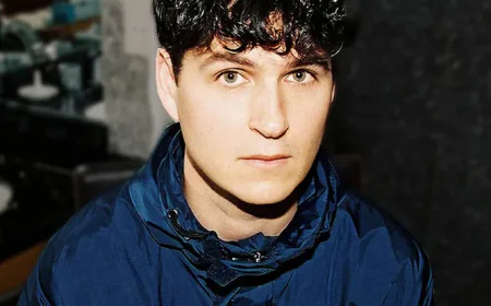 Ezra Koenig Net Worth, Relationships, Age/Birthdate & Birthday Facts