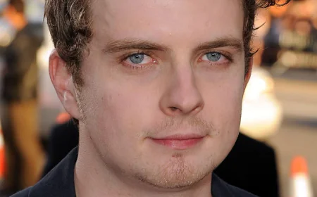 Erik Knudsen Net Worth, Relationships, Age/Birthdate & Birthday Facts