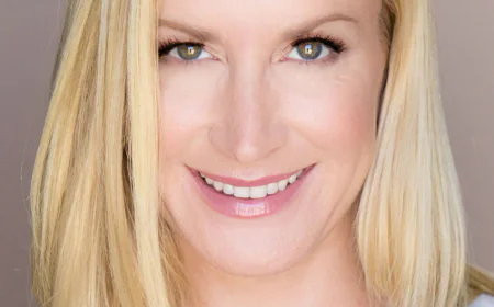 Angela Kinsey Net Worth, Relationships, Age/Birthdate & Birthday Facts