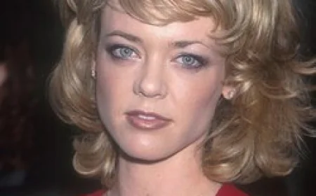 Lisa Robin Kelly Net Worth, Relationships, Age/Birthdate & Birthday Facts
