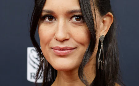 Julia Jones Net Worth, Relationships, Age/Birthdate & Birthday Facts