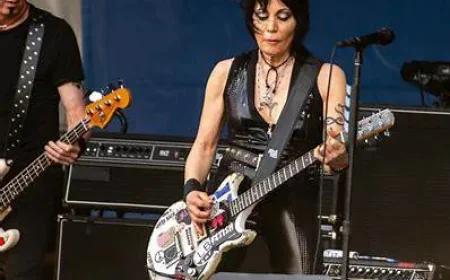 Joan Jett Net Worth, Relationships, Age/Birthdate & Birthday Facts