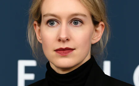 Elizabeth Holmes Net Worth, Relationships, Age/Birthdate & Birthday Facts
