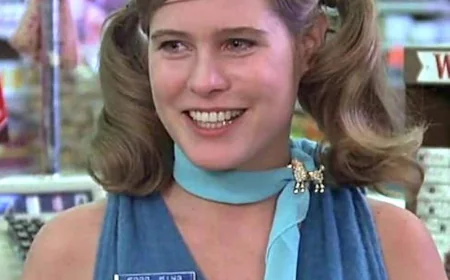 Sarah Holcomb Net Worth, Relationships, Age/Birthdate & Birthday Facts