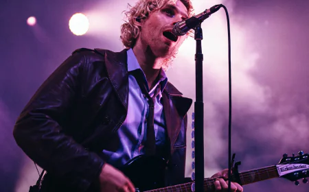 Luke Hemmings Net Worth, Relationships, Age/Birthdate & Birthday Facts