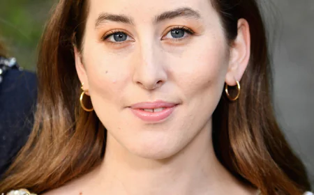 Alana Haim Net Worth, Relationships, Age/Birthdate & Birthday Facts