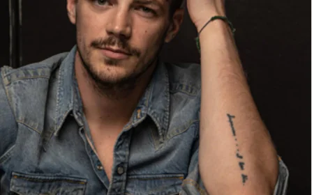 Grant Gustin Net Worth, Relationships, Age/Birthdate & Birthday Facts