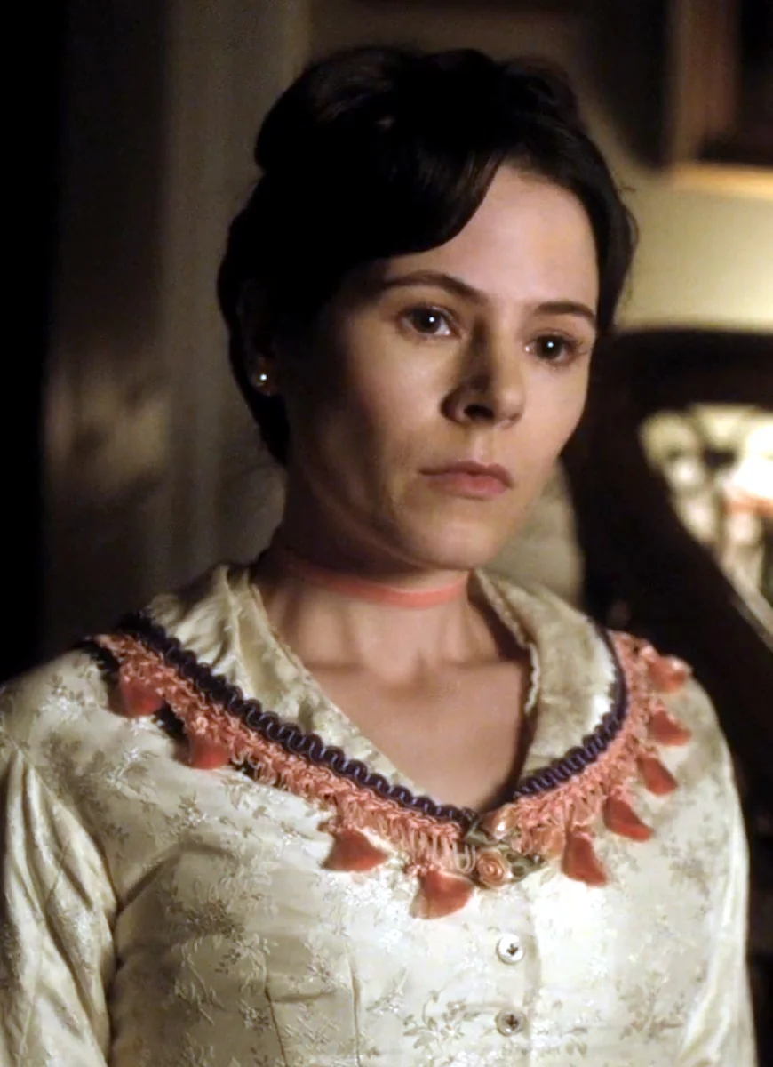 Elaine Cassidy Net Worth, Relationships, Age/Birthdate & Birthday