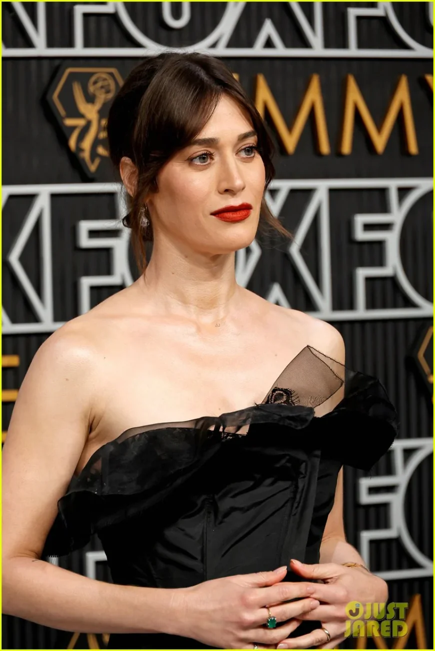 Lizzy Caplan Net Worth, Relationships, Age/Birthdate & Birthday
