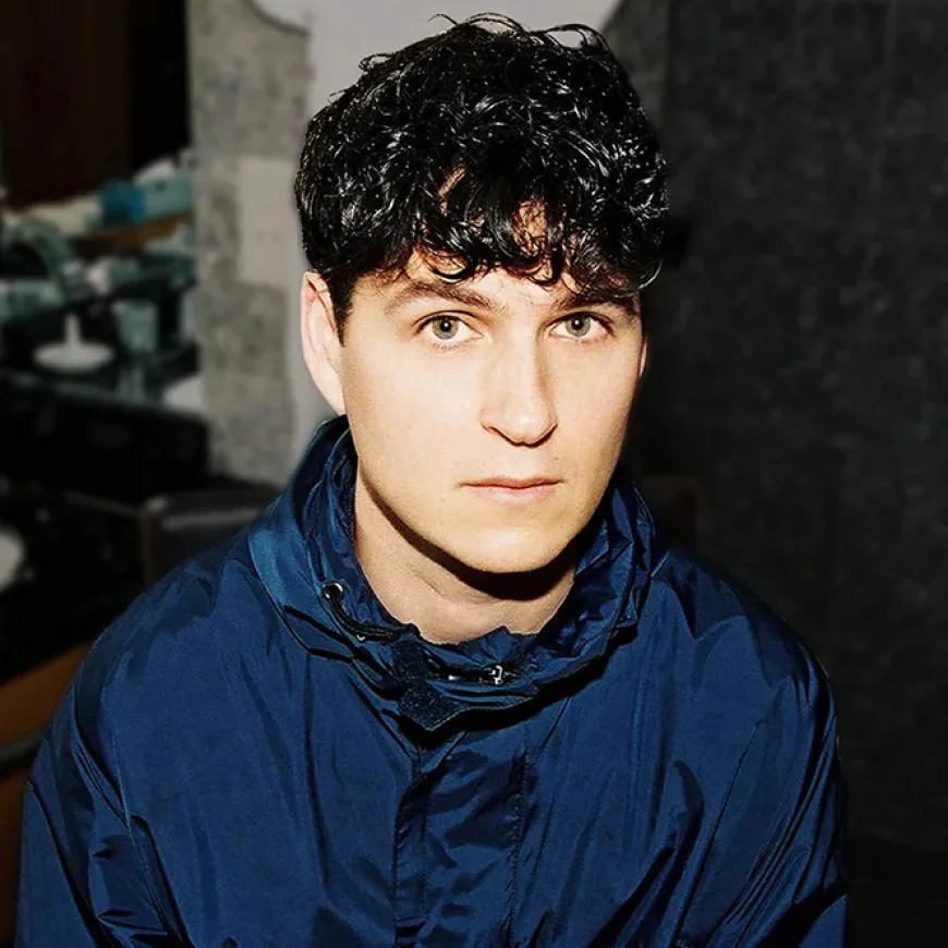 Ezra Koenig Net Worth, Relationships, Age/Birthdate & Birthday Facts