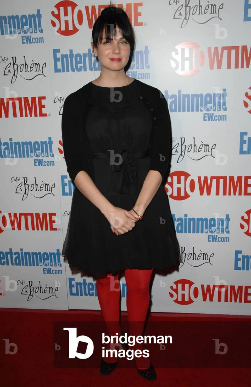 Mia Kirshner Net Worth, Relationships, Age/Birthdate & Birthday Facts