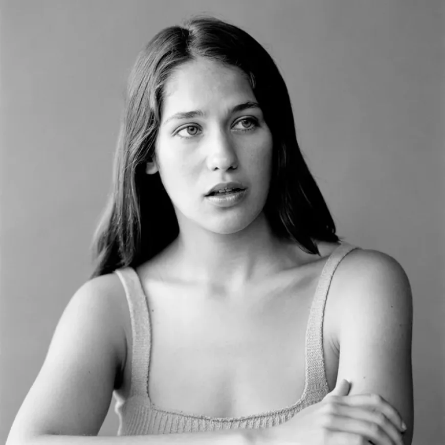 Lola Kirke Net Worth, Relationships, Age/Birthdate & Birthday Facts
