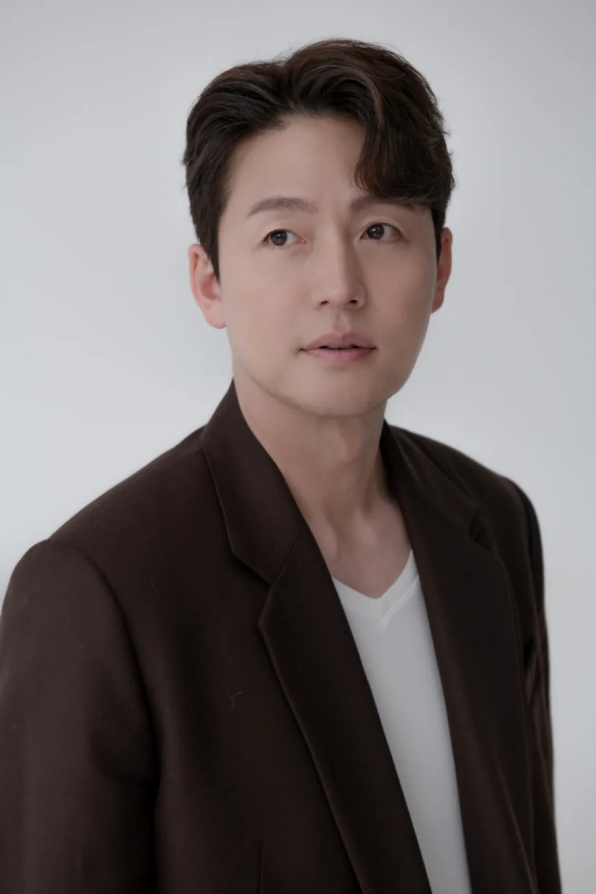 Lee Jung-jin Net Worth, Relationships, Age/Birthdate & Birthday Facts