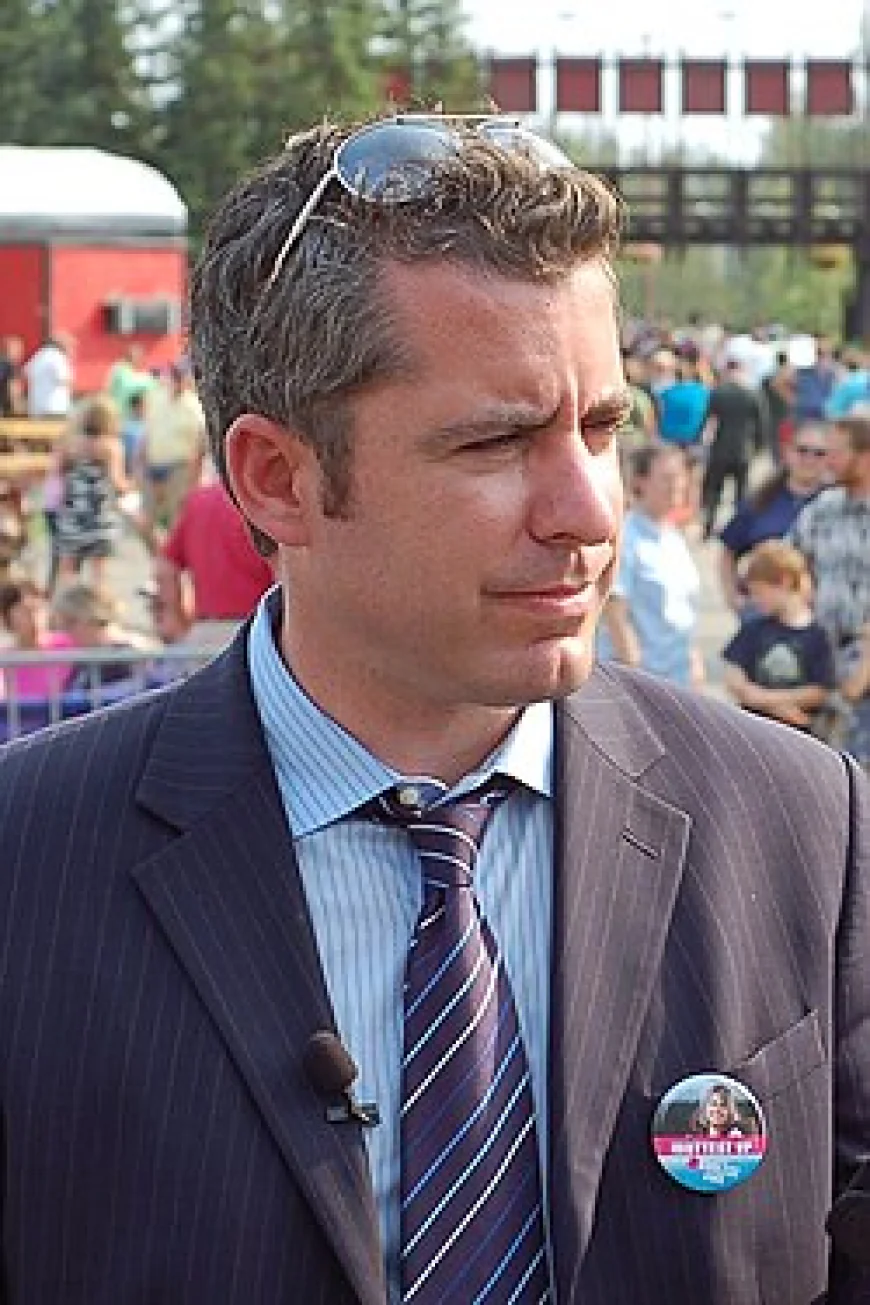 Jason Jones Net Worth, Relationships, Age/Birthdate & Birthday Facts