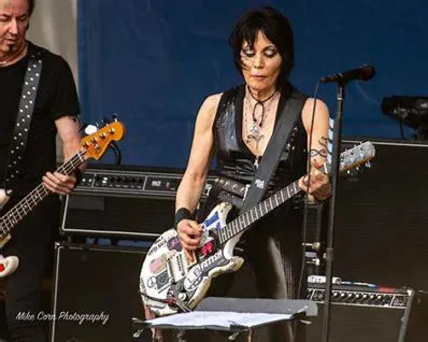 Joan Jett Net Worth, Relationships, Age/Birthdate & Birthday Facts