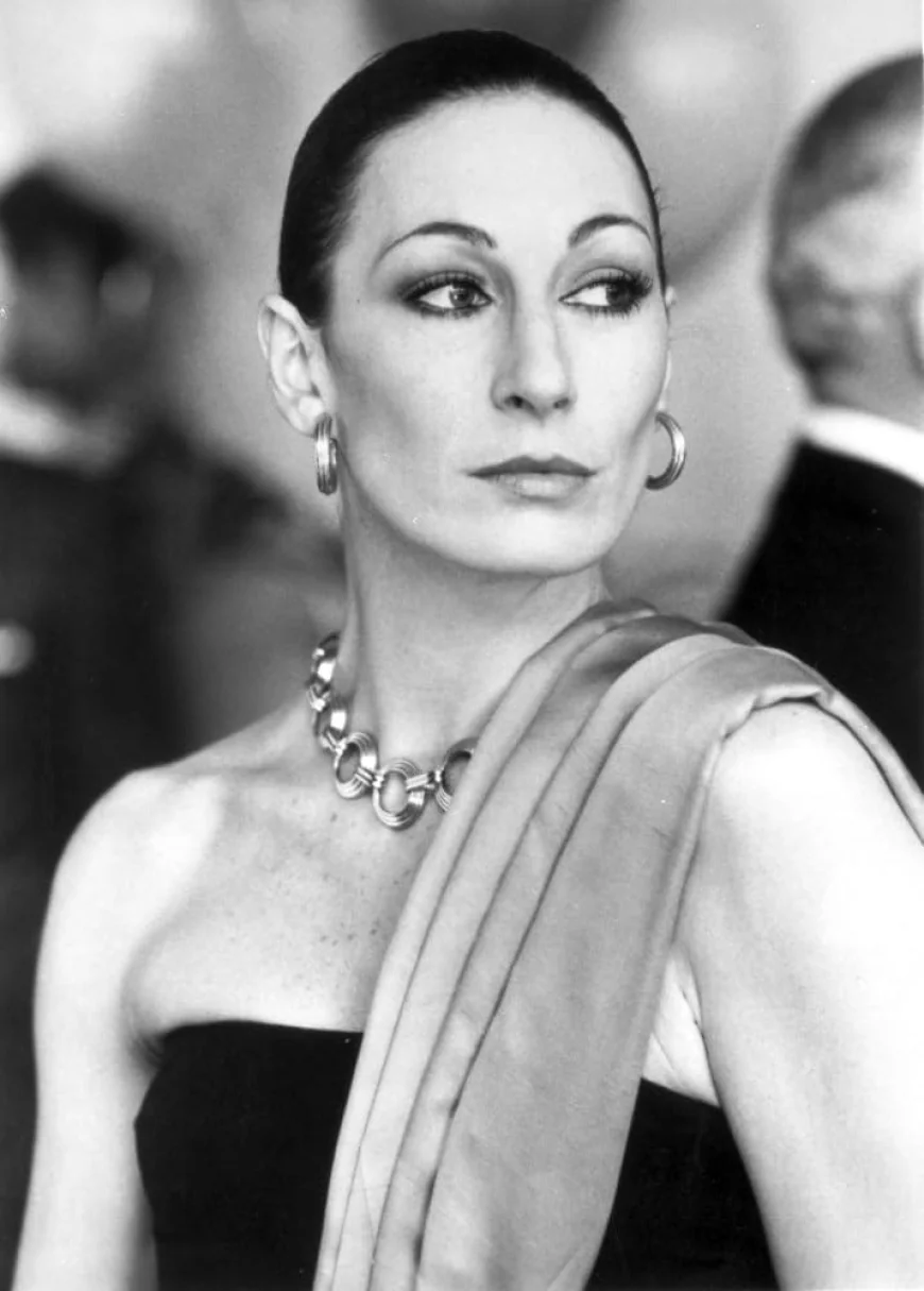 Anjelica Huston Net Worth, Relationships, Age/Birthdate & Birthday Facts