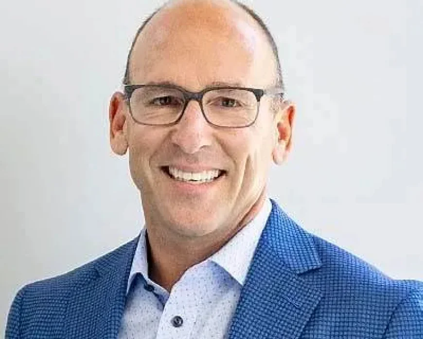 Scott Hansen Net Worth, Relationships, Age/Birthdate & Birthday Facts