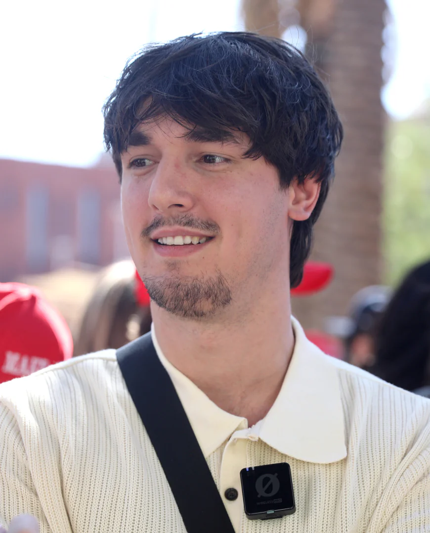 Bryce Hall Net Worth, Relationships, Age/Birthdate & Birthday Insights