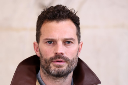 Jamie Dornan’s SNL UK monologue about potato-shaped rocks goes viral. Explore the story, reactions, and cultural impact behind the moment.