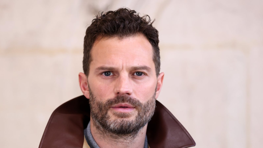 Jamie Dornan’s SNL UK monologue about potato-shaped rocks goes viral. Explore the story, reactions, and cultural impact behind the moment.