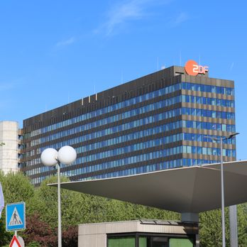 Major ZDF restructuring sees three hosts leave “Hallo Deutschland.” Discover the full details and new presenter lineup.