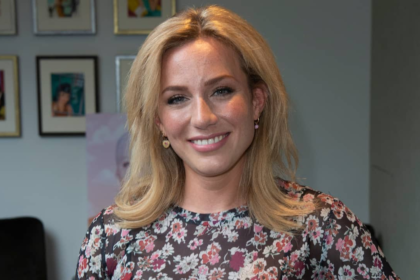 Dutch newsreader Fien Vermeulen leaves Qmusic. Discover her journey, key moments, and what her next move could be.