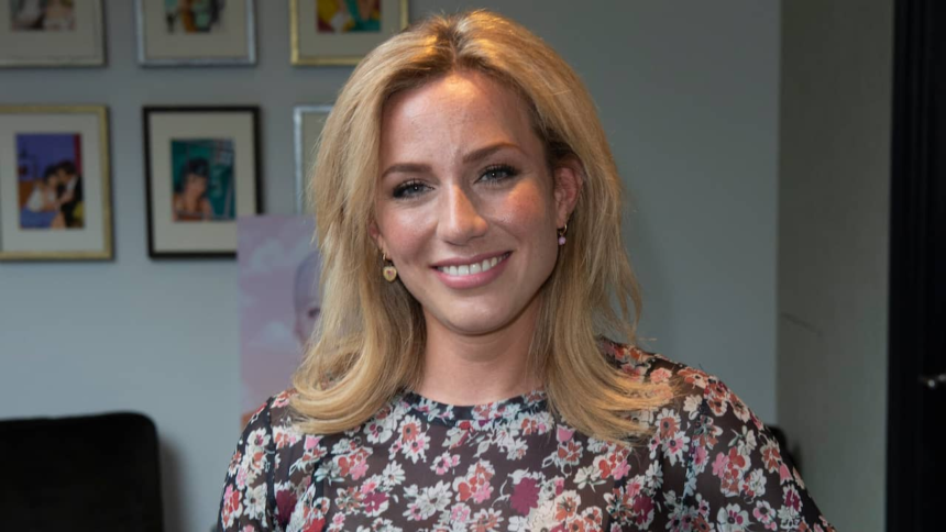 Dutch newsreader Fien Vermeulen leaves Qmusic. Discover her journey, key moments, and what her next move could be.