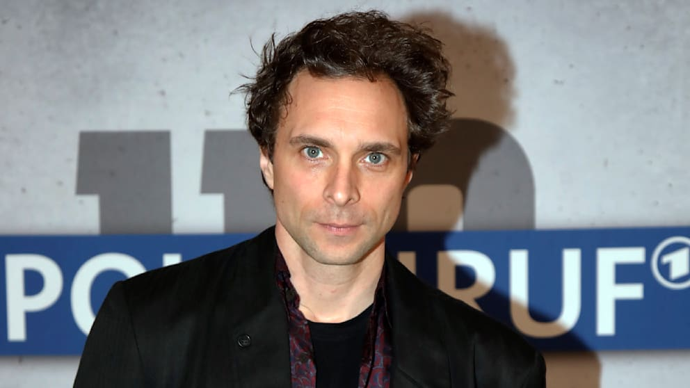 André Kaczmarczyk wife details explained. Discover his relationship status and why the actor keeps his personal life private.