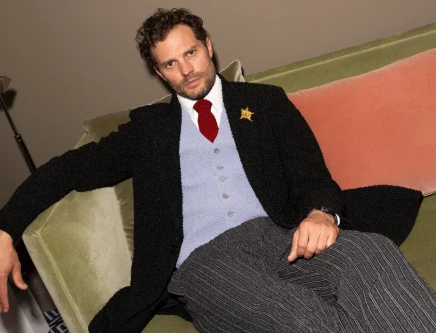 Jamie Dornan’s SNL UK monologue about potato-shaped rocks goes viral. Explore the story, reactions, and cultural impact behind the moment.