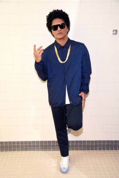 Discover Bruno Mars’ net worth in 2026, including income from tours, Las Vegas residency, music sales, and business ventures.