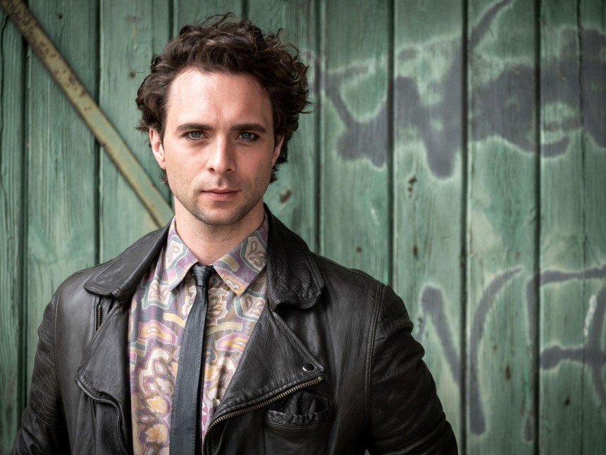 André Kaczmarczyk wife details explained. Discover his relationship status and why the actor keeps his personal life private.