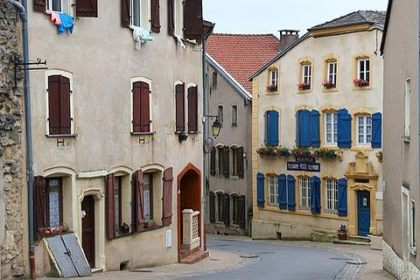 Yutz street renovation highlights active municipal spending in France, supporting contractors and signaling steady infrastructure demand.