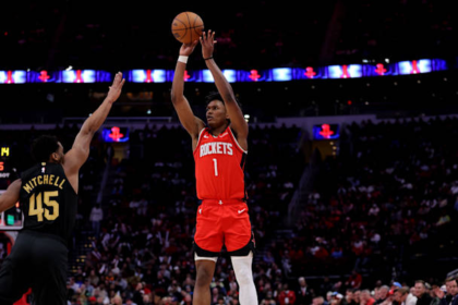 Amen Thompson delivers 22 points and a highlight dunk in Rockets’ win over Suns. Full breakdown of his performance and rising NBA impact.