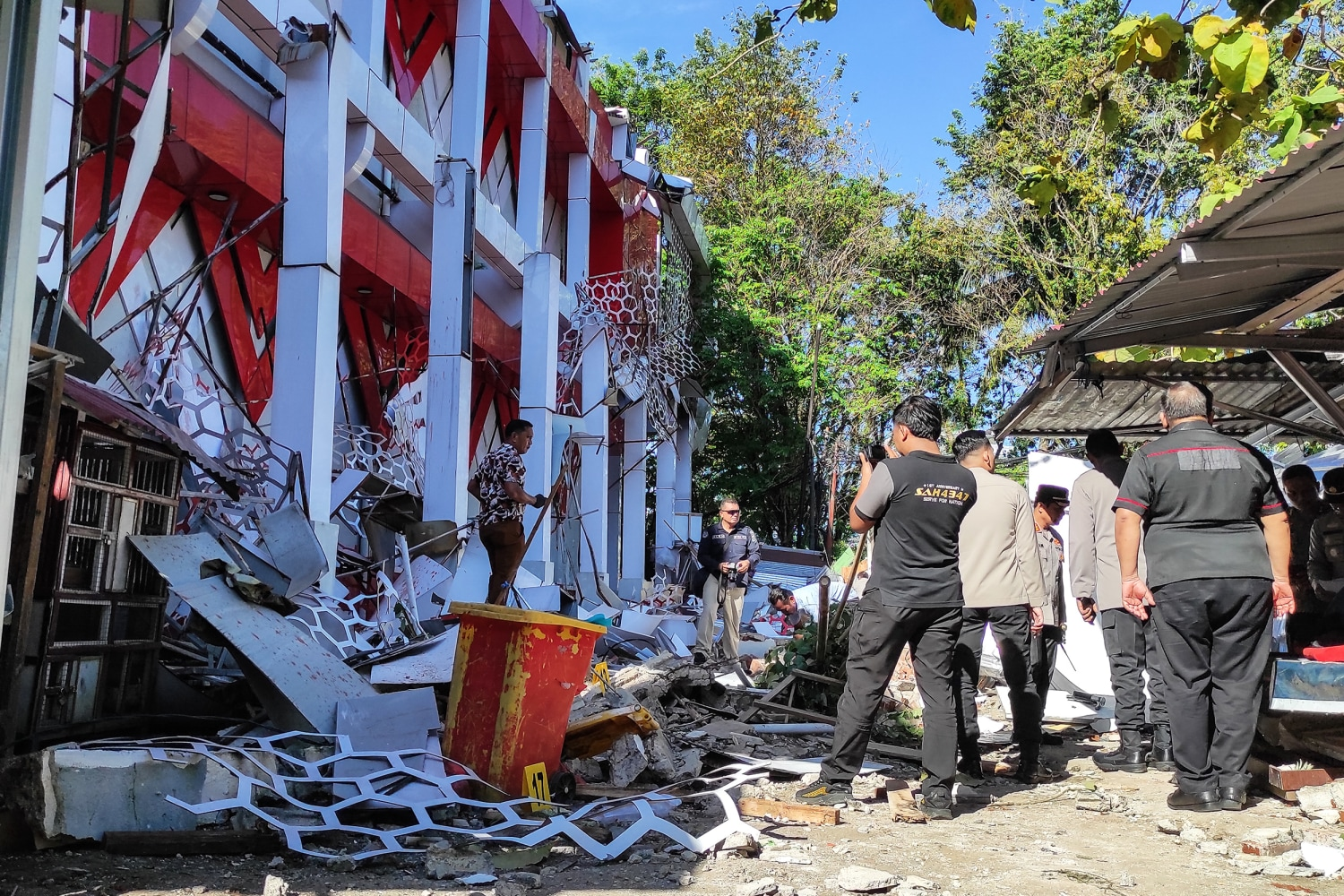 Indonesia Earthquake 7.4: Damage, Tsunami Warning Explained