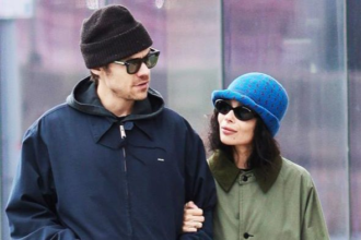 Discover Zoe Kravitz’s engagement ring design, cost, and why it’s shaping 2026 jewelry trends with its sleek, low-profile style.