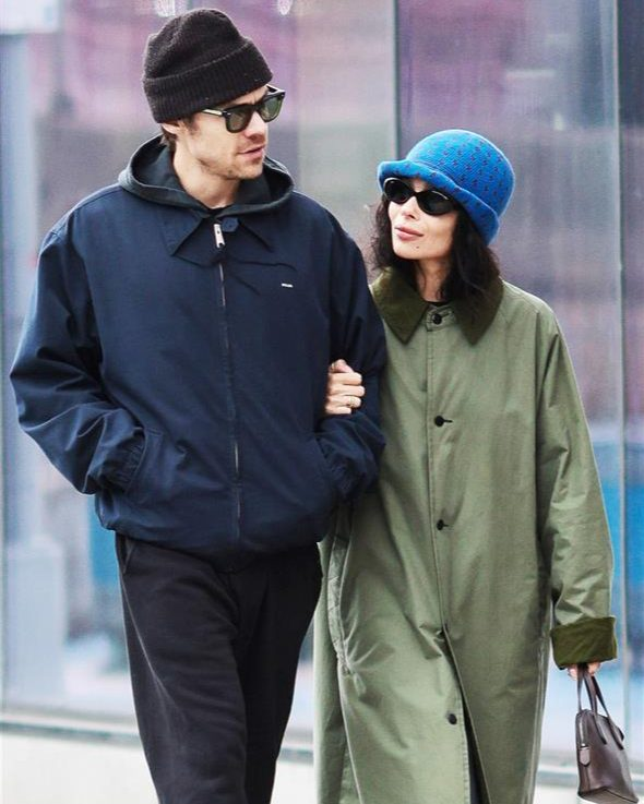 Discover Zoe Kravitz’s engagement ring design, cost, and why it’s shaping 2026 jewelry trends with its sleek, low-profile style.